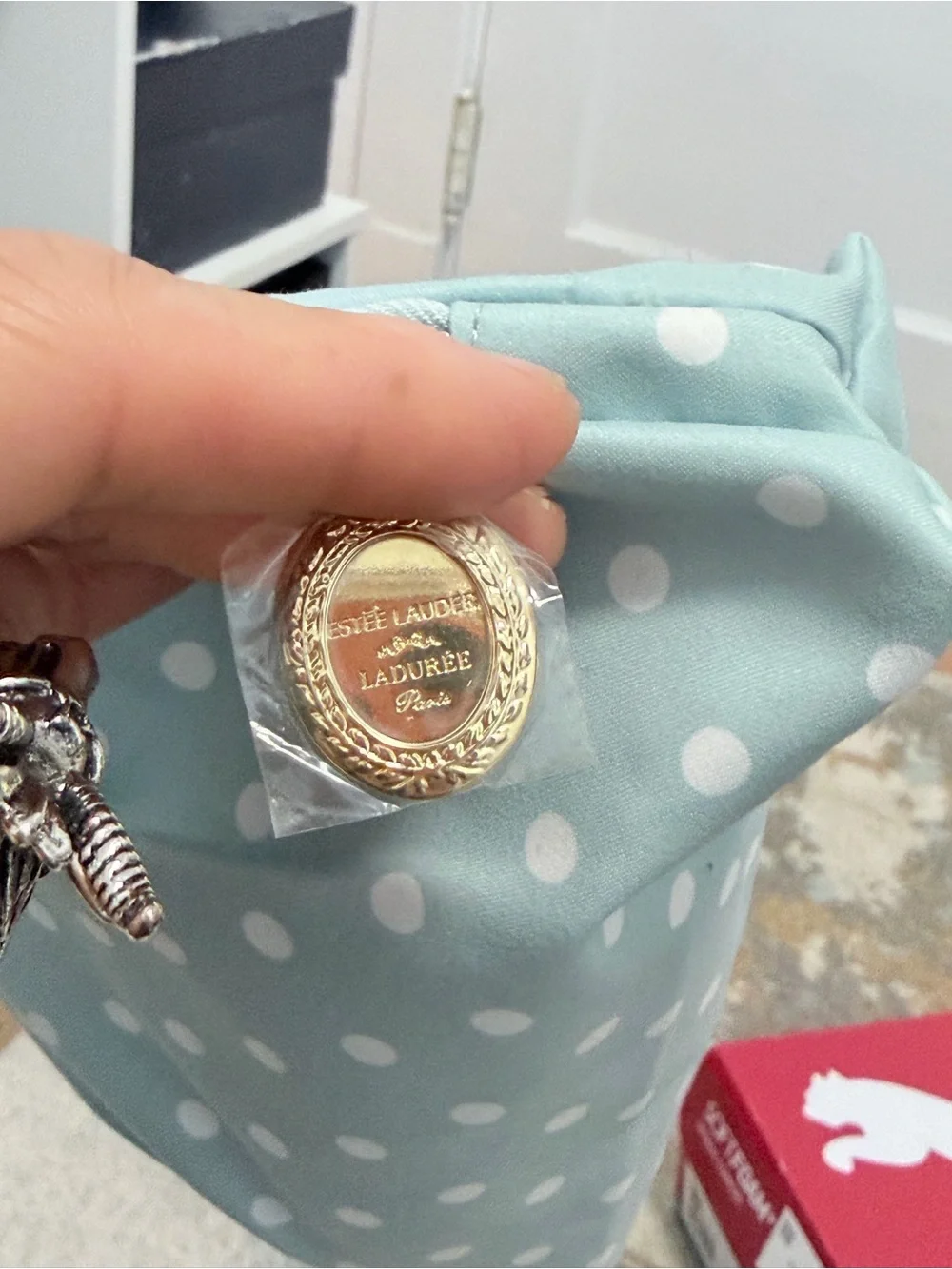 Brand New Estée Lauder Light Blue Polka Dot Cosmetic Pouch with Gold Emblem - Picture 5 of 7